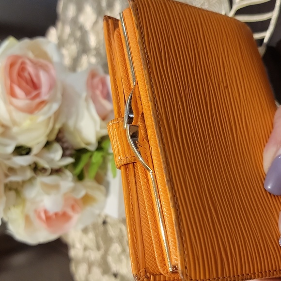 Authentic Louis Vuitton Epi kisslock wallet - Picture 5 of 10